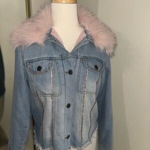 Stylish Denim Jacket with Pink Faux Fur Collar